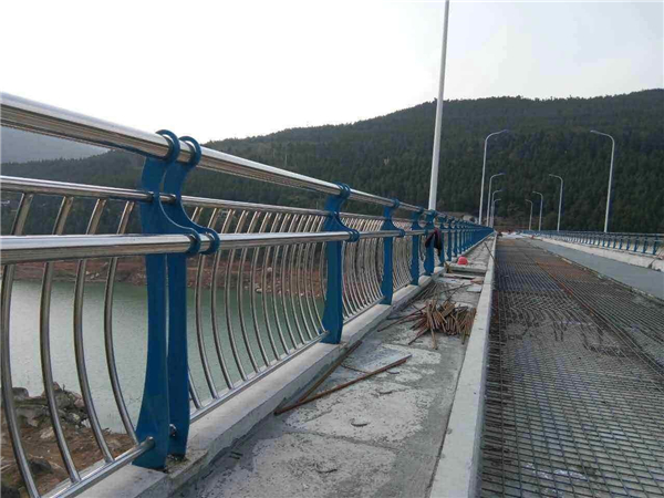 甘南不锈钢桥梁护栏的特点及其在桥梁安全中的重要作用