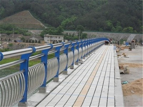 甘南不锈钢桥梁护栏的特性及其在现代建筑中的应用